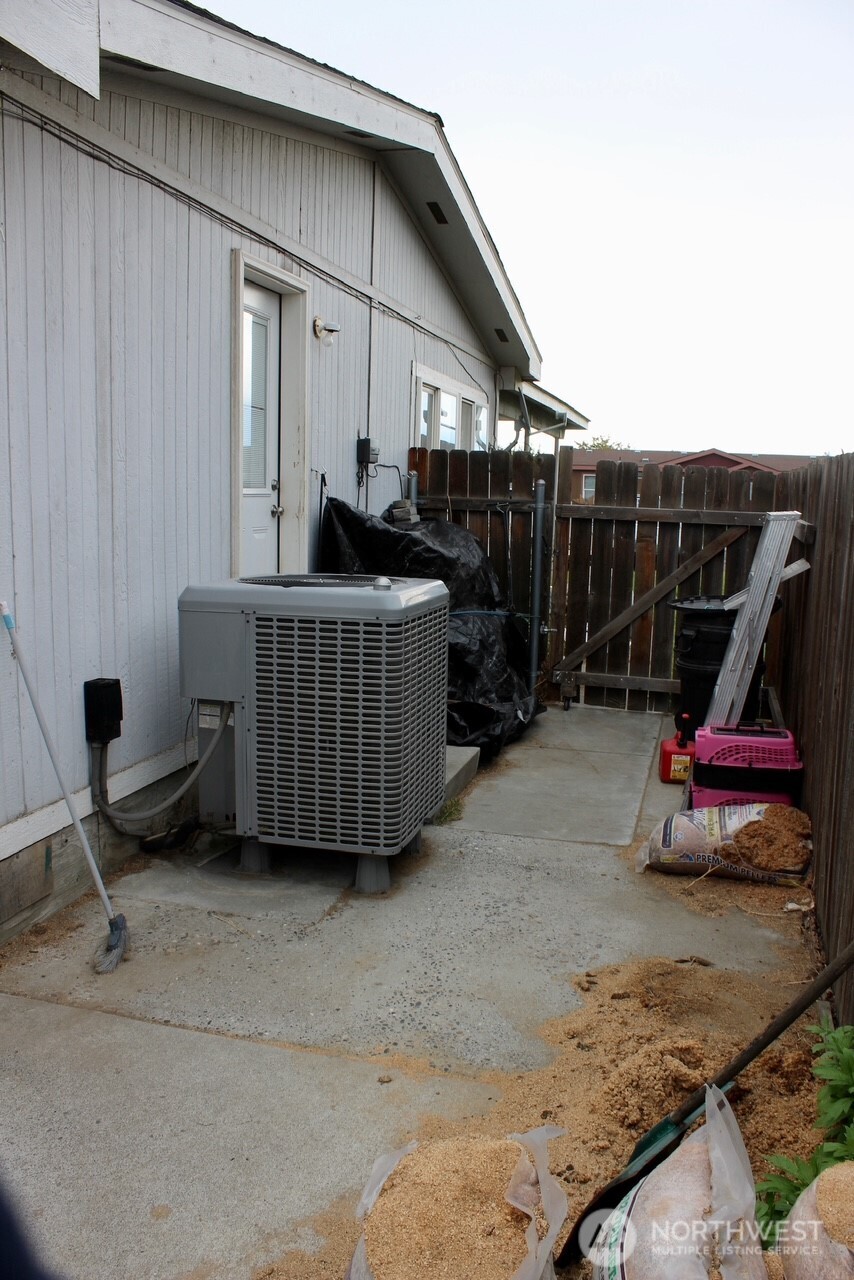 416 North Cedar Avenue Pasco, WA 99301 - Photo 14 of 20 a view of roof deck with table and chairs