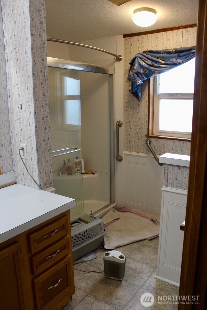 416 North Cedar Avenue Pasco, WA 99301 - Photo 18 of 20 a bathroom with a sink a vanity and a mirror