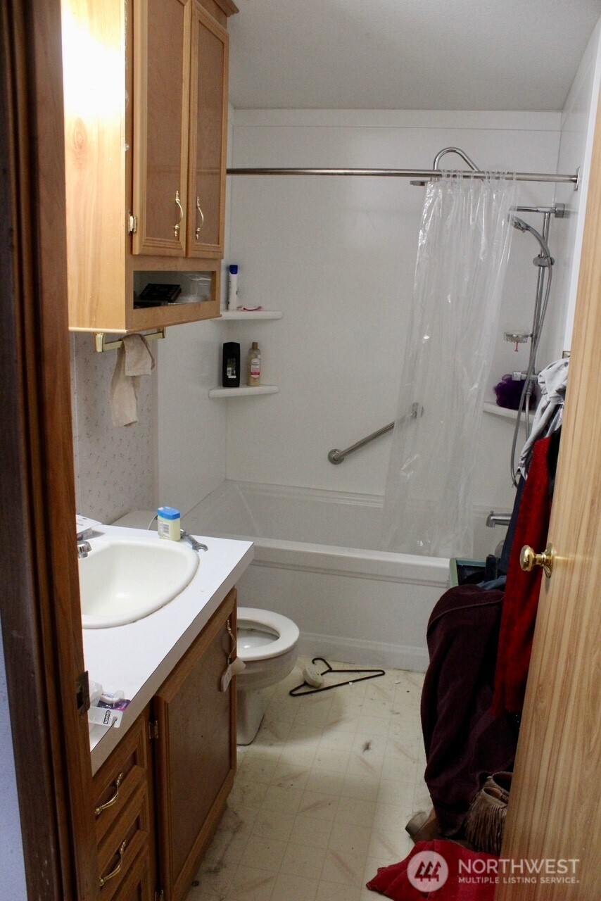 416 North Cedar Avenue Pasco, WA 99301 - Photo 19 of 20 a bathroom with a sink a toilet and bathtub