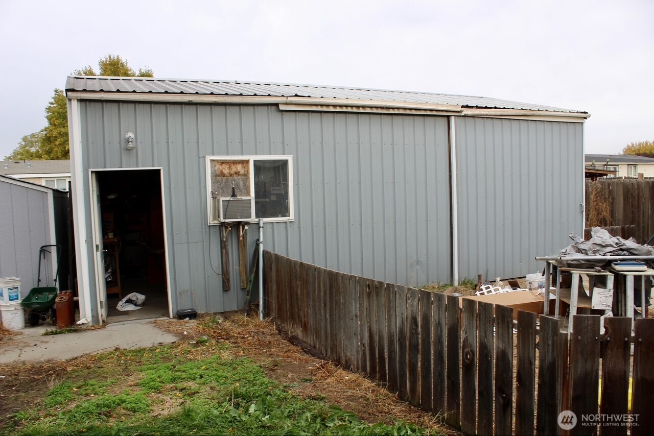 416 North Cedar Avenue Pasco, WA 99301 - Photo 3 of 20 a backyard of a house