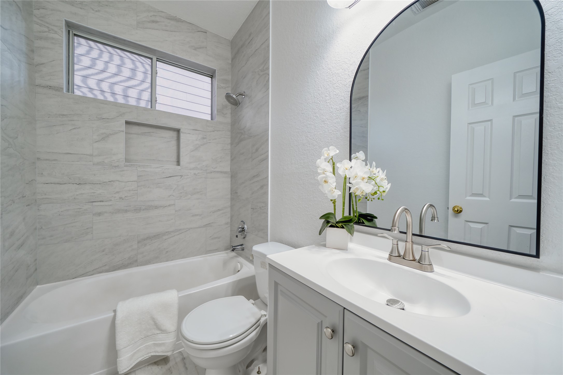 11115 Seminole Spring Lane Houston, TX 77089 - Photo 20 of 44 a bathroom with a sink a toilet and shower