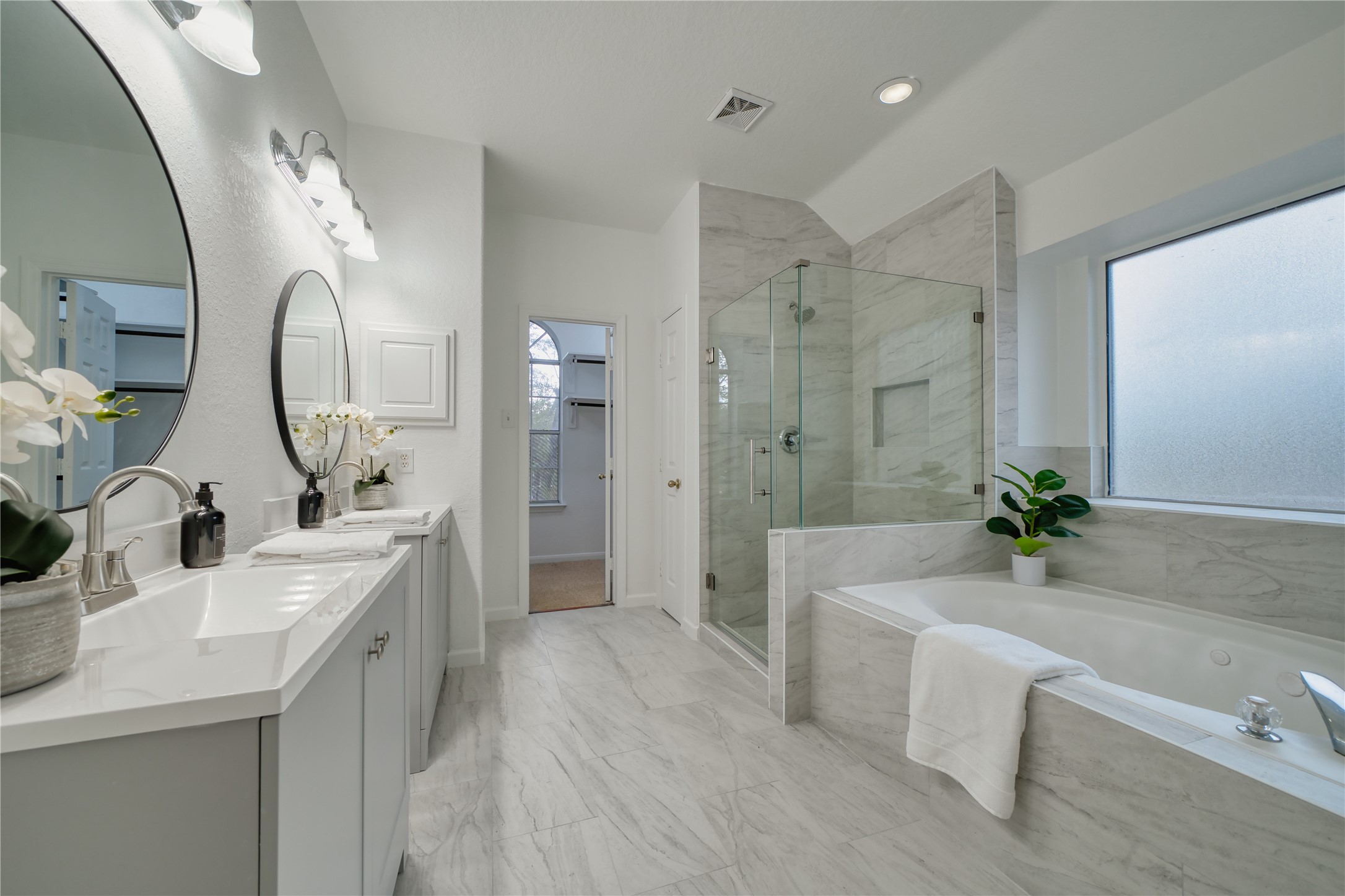 11115 Seminole Spring Lane Houston, TX 77089 - Photo 24 of 44 a bathroom with a tub sink and mirror