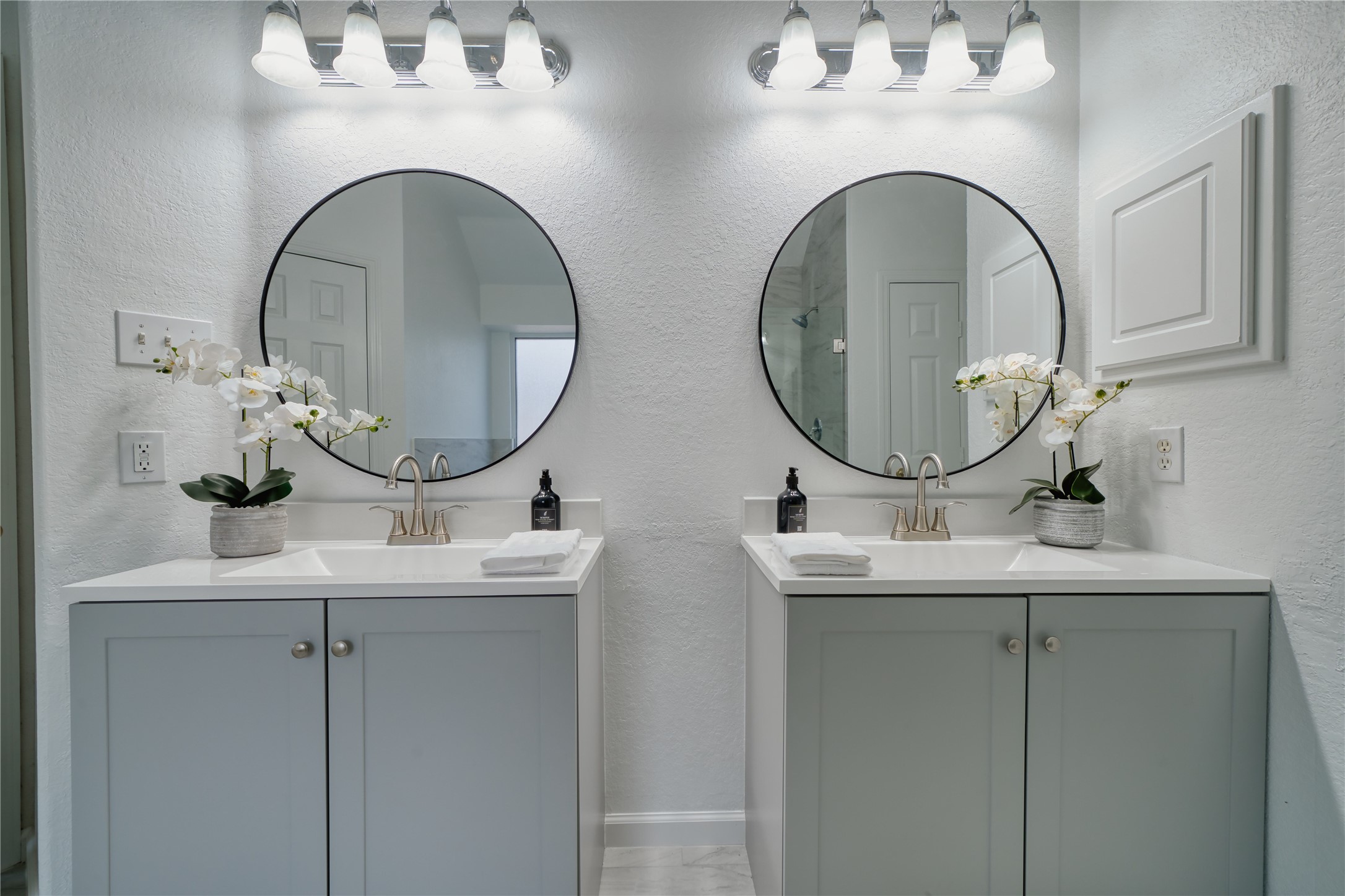 11115 Seminole Spring Lane Houston, TX 77089 - Photo 25 of 44 a bathroom with double vanity and a mirror