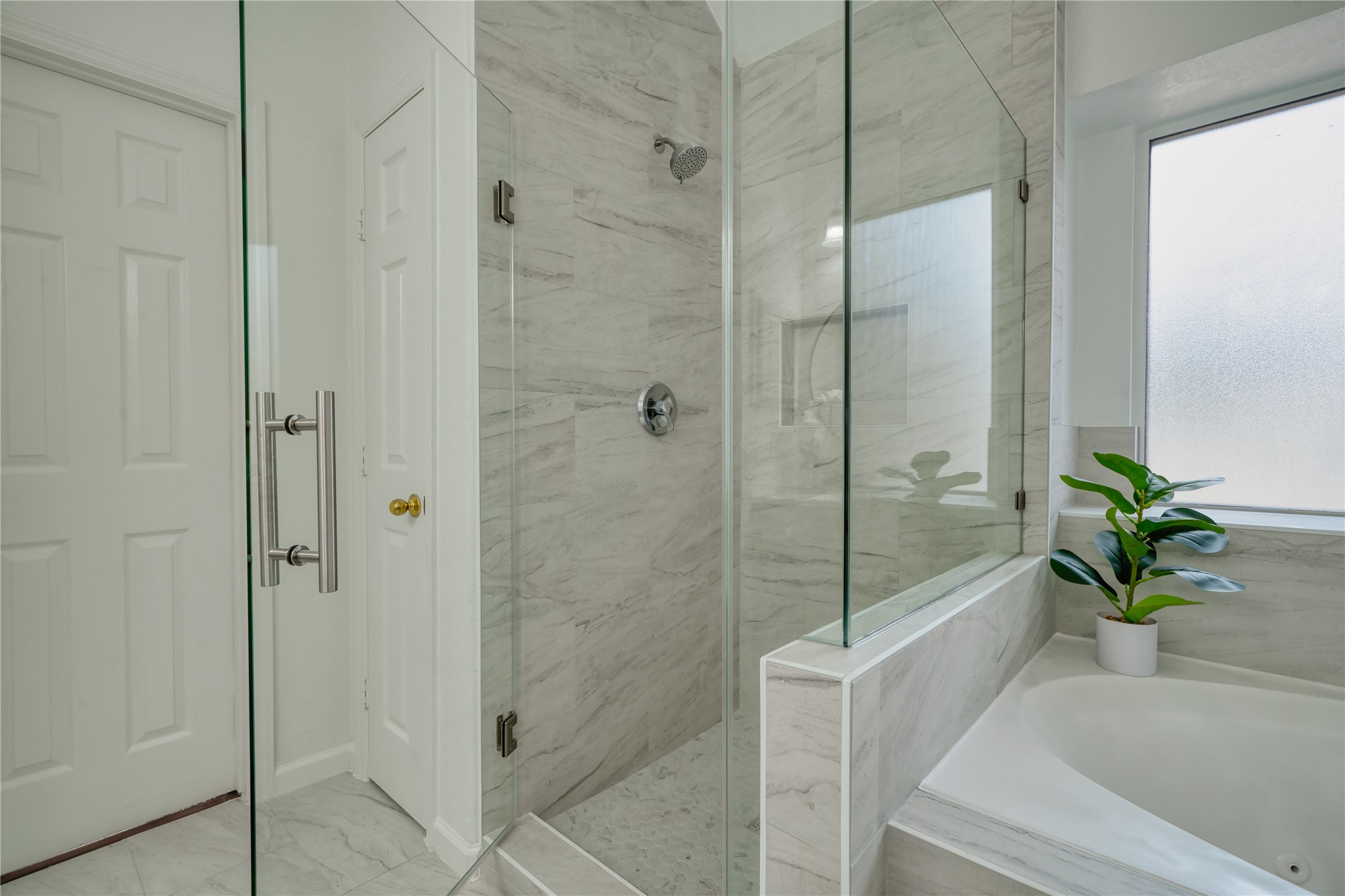11115 Seminole Spring Lane Houston, TX 77089 - Photo 26 of 44 a bathroom with a shower and a plant