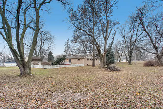 26W421 Geneva Road Wheaton, IL 60187 - Photo 28 of 29 a backyard of a house with a large tree