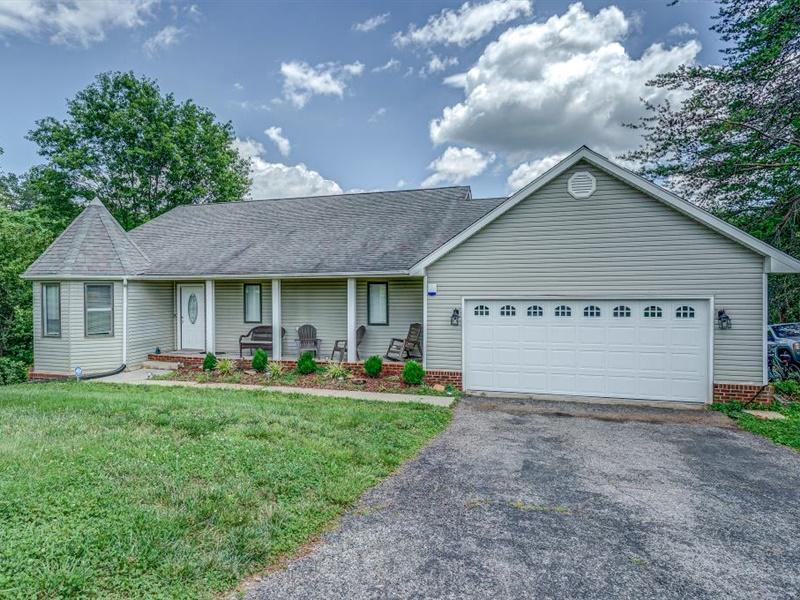 3460 Sterling Road Roanoke, VA 24014 - Photo 2 of 37 a front view of house with yard and outdoor seating