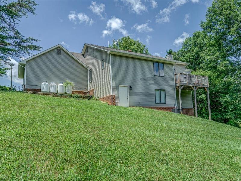 3460 Sterling Road Roanoke, VA 24014 - Photo 35 of 37 a backyard of a house with table and chairs