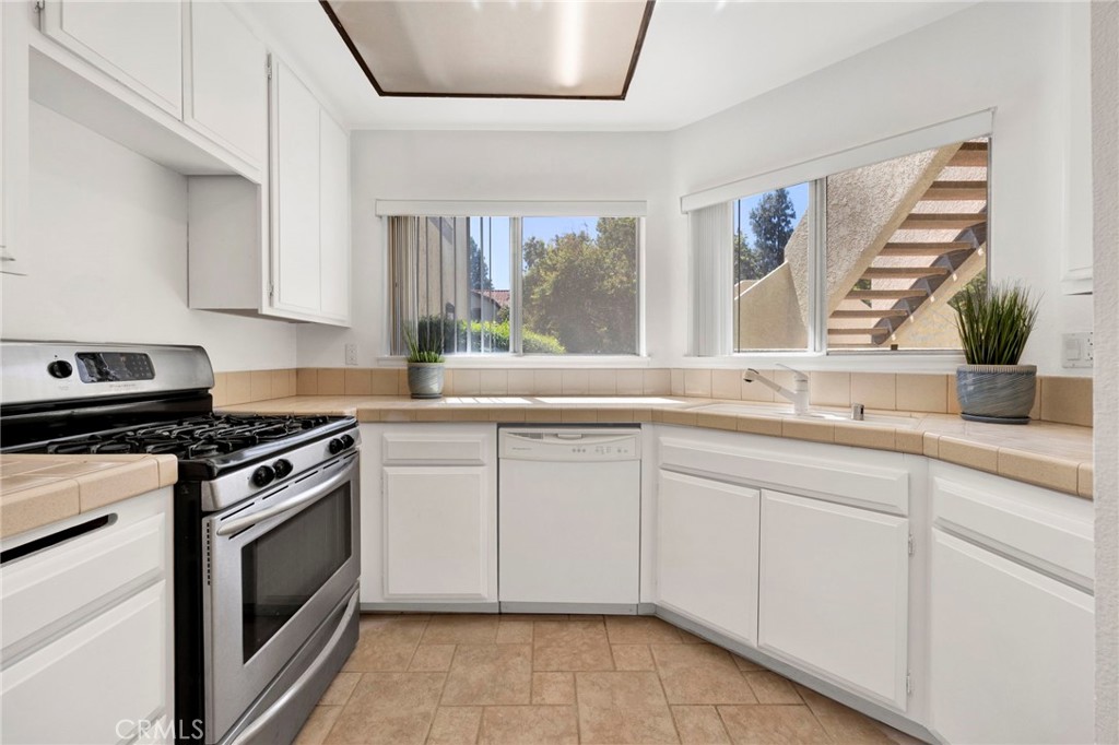 3210 Darby Street, Unit 102 Simi Valley, CA 93063 - Photo 3 of 21