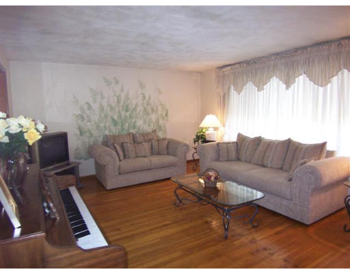 79 Oakland Road Reading, MA 01867 - Photo 3 of 19 Gallery Image 3