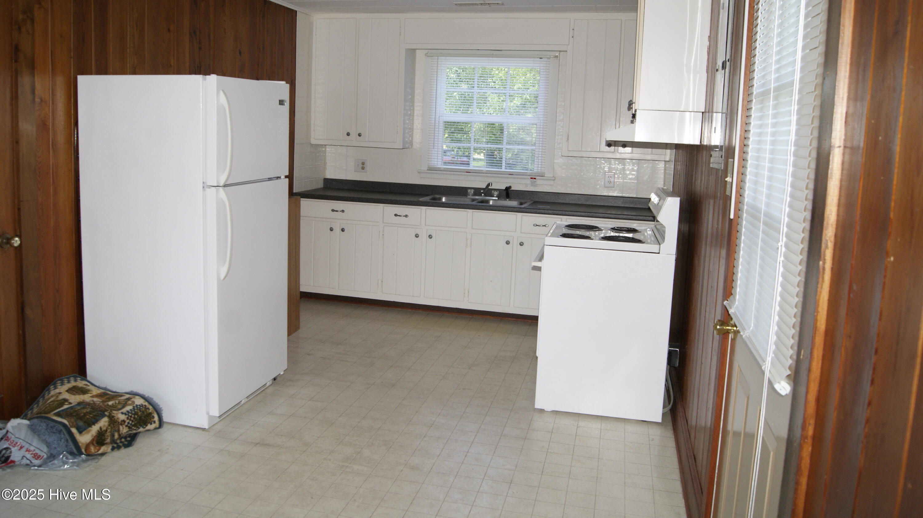 712 North B Street Bridgeton, NC 28519 - Photo 2 of 11 Kitchen