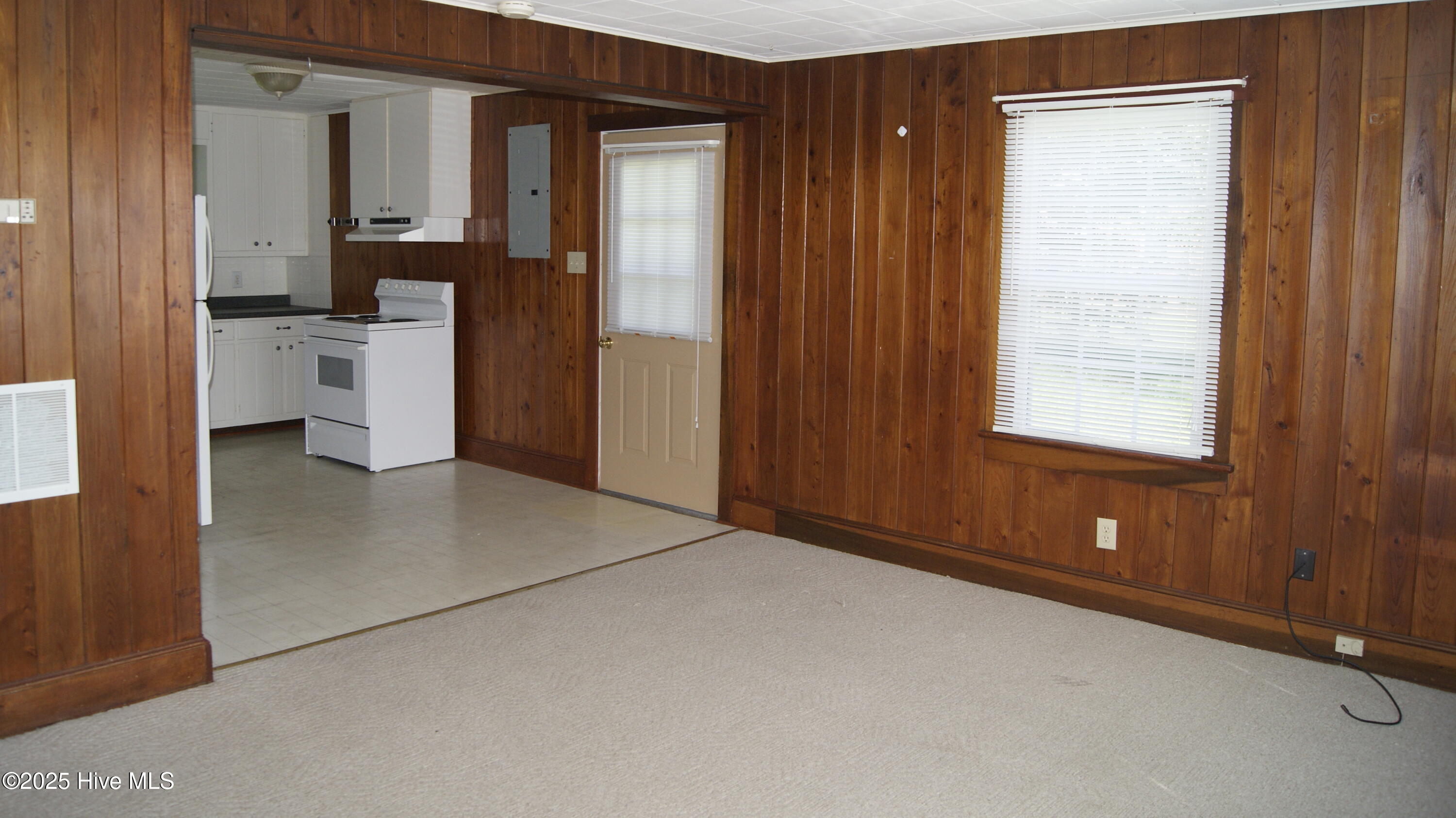 712 North B Street Bridgeton, NC 28519 - Photo 3 of 11 LivingRoom