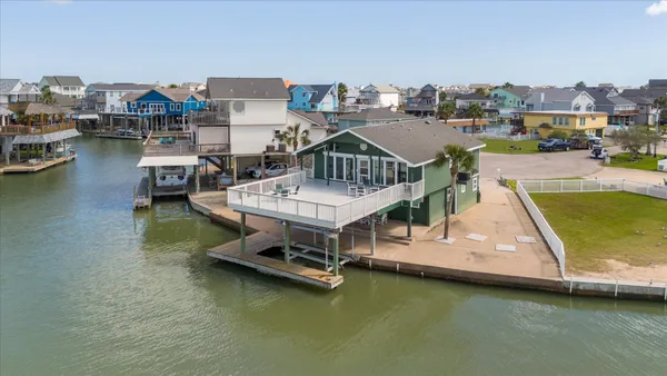 $551,250 | 427 Tahiti Road, Tiki Island, TX 77554