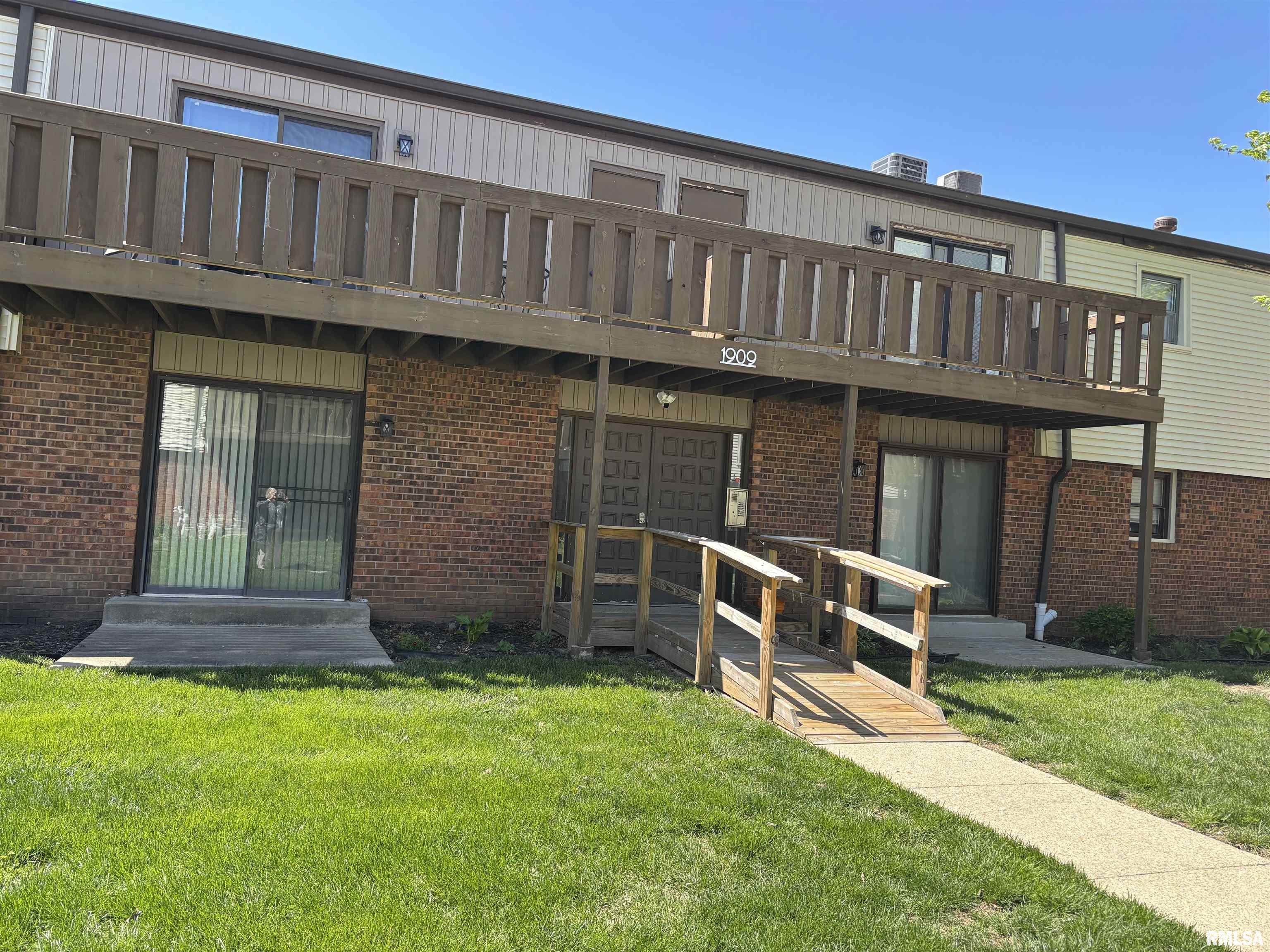 1909 Jeanette Lane, Unit 4 Springfield, IL 62702 - Photo 1 of 13 Gallery Image 1