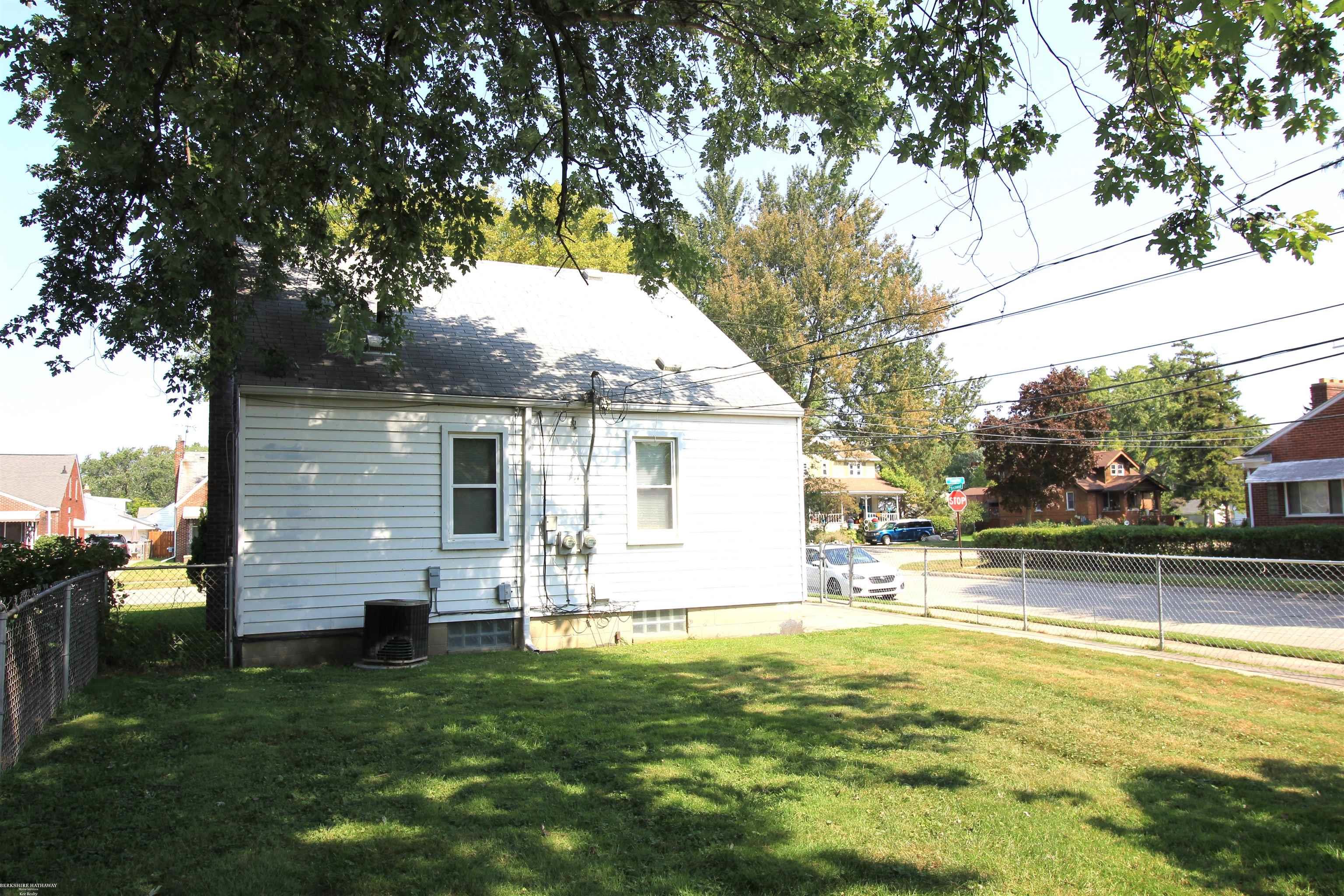 14840 Toepfer Road Eastpointe, MI 48021 - Photo 19 of 19 50155131-dbbcd9e0-92ac-4c7e-8c8a-3ae01a0fd046.JPG