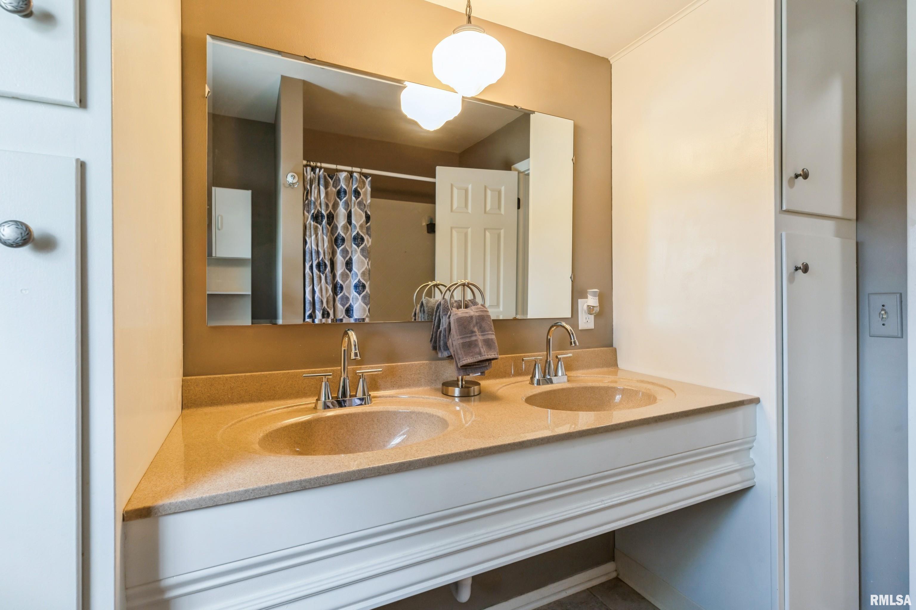 1220 Pinehill Road Bettendorf, IA 52722 - Photo 34 of 46