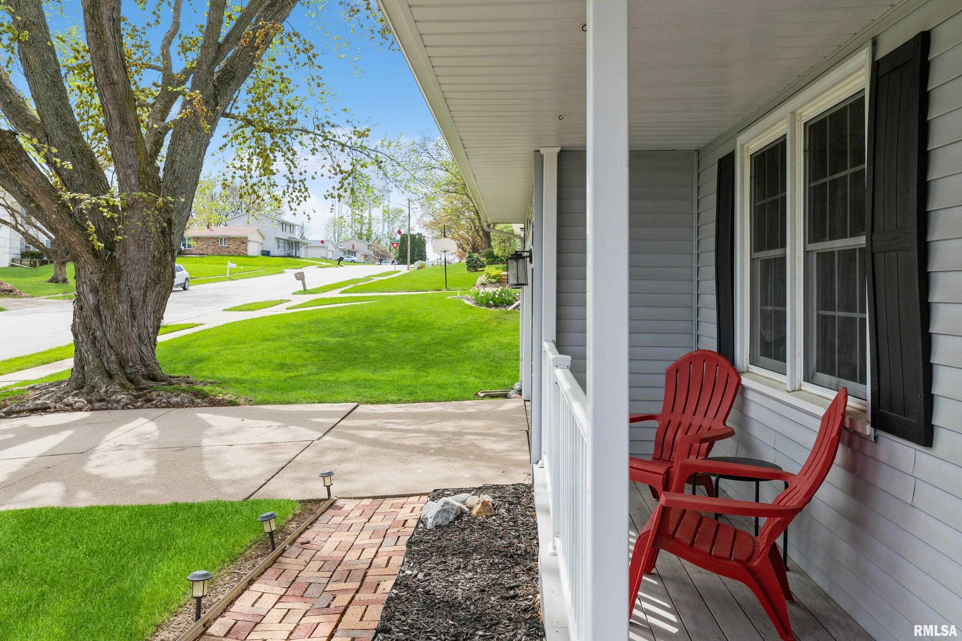 1220 Pinehill Road Bettendorf, IA 52722 - Photo 4 of 46