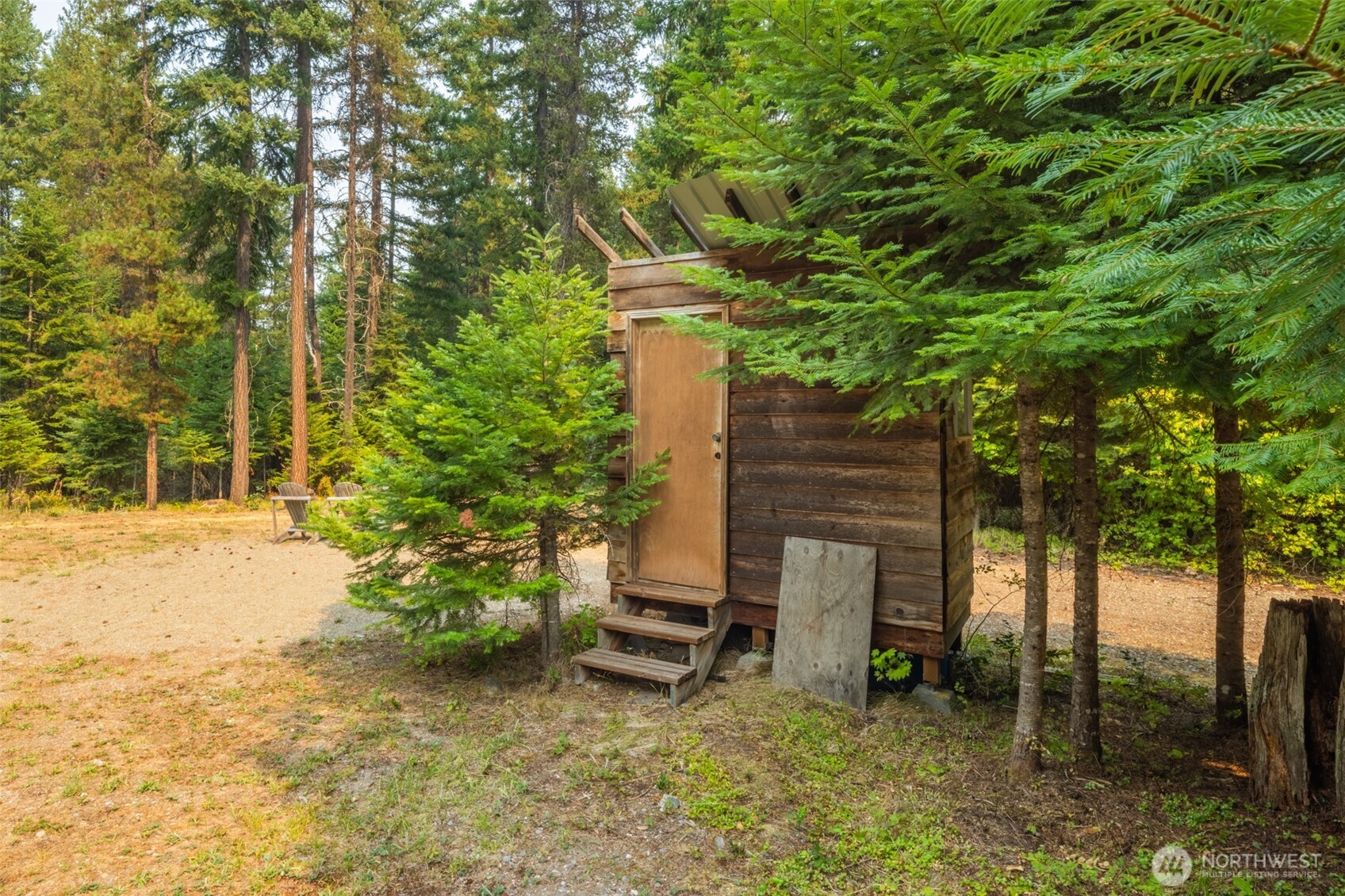 1850 Timber Mountain Loop Cle Elum, WA 98922 - Photo 26 of 32 a backyard of a house with table and chairs