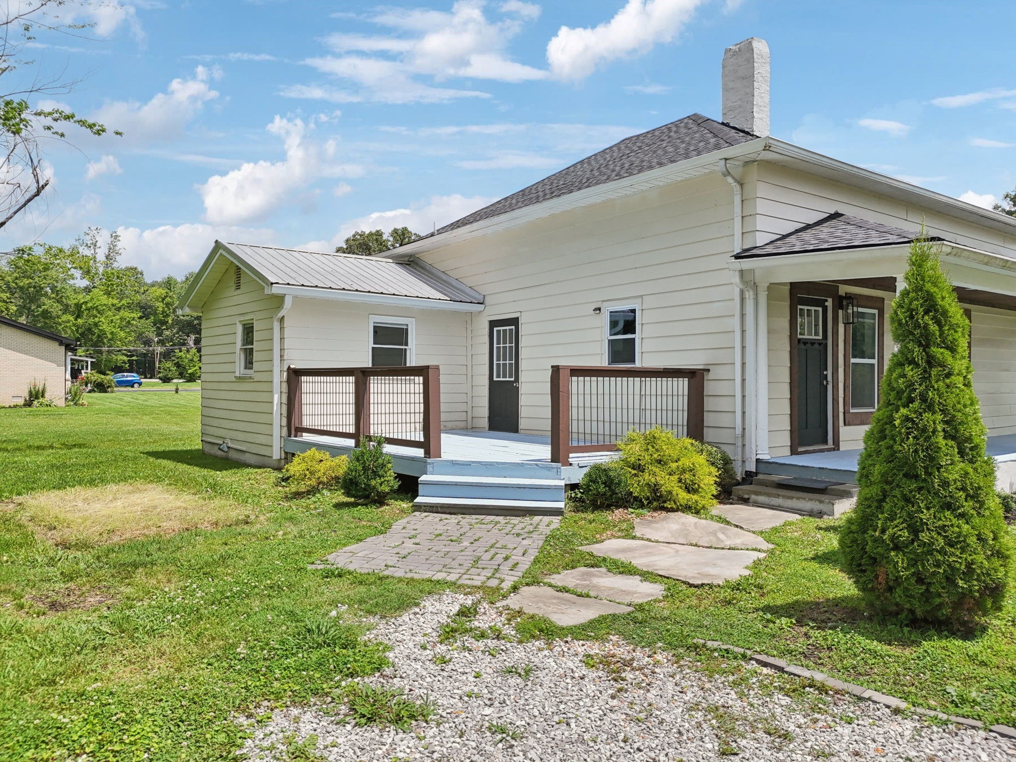 511 North Main Street Morrison, TN 37357 - Photo 35 of 38 a front view of a house with garden
