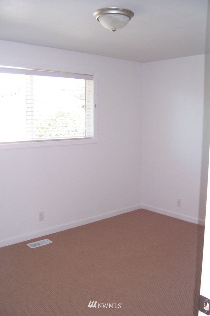 3718 Northeast 9th Street Renton, WA 98056 - Photo 8 of 14