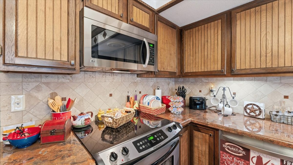 18 Still Glen Court Spring, TX 77381 - Photo 12 of 40 When it is time for entertaining, the microwave makes especially good popcorn.