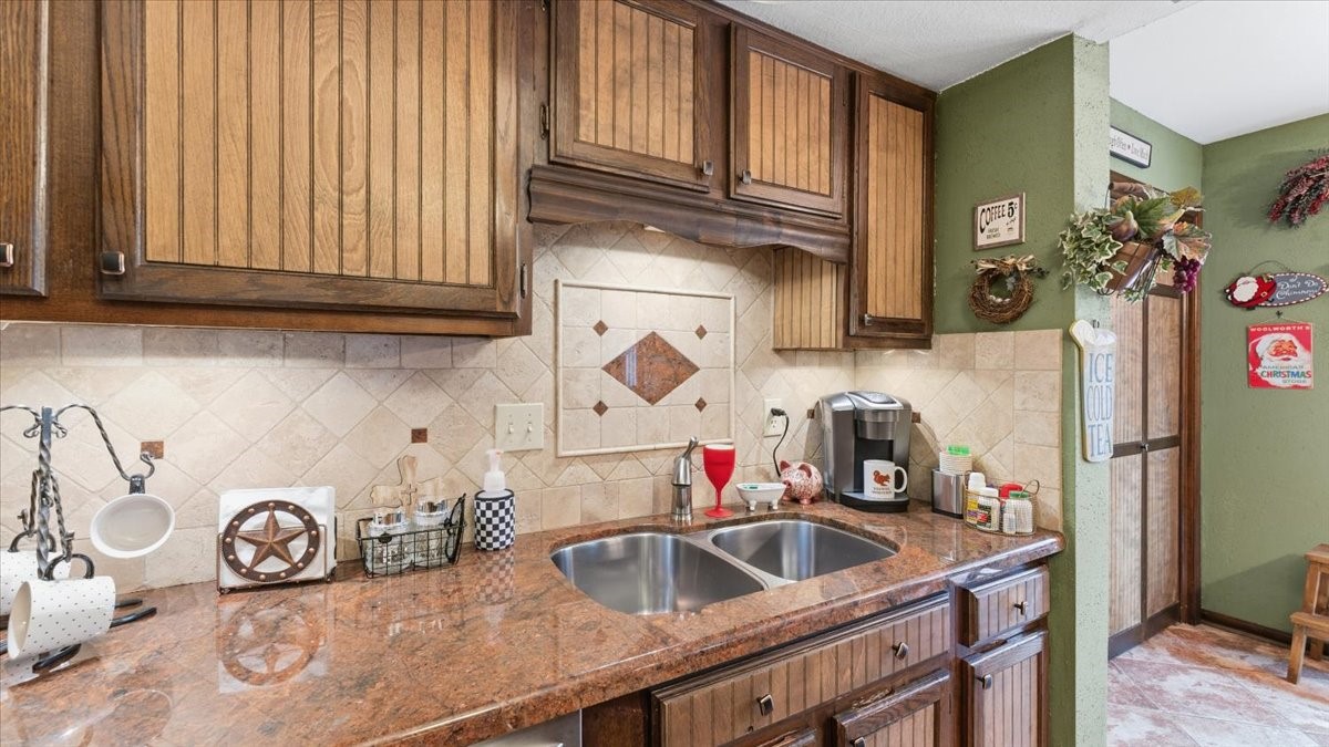 18 Still Glen Court Spring, TX 77381 - Photo 14 of 40 Every necessity in a kitchen can be found here.