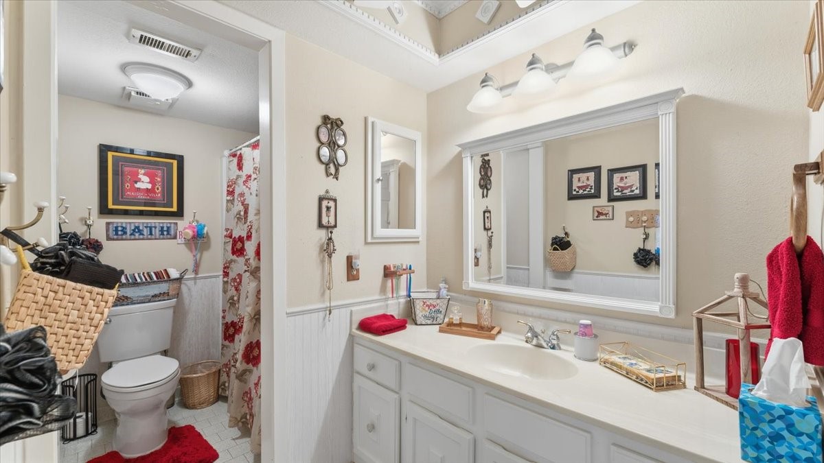 18 Still Glen Court Spring, TX 77381 - Photo 29 of 40 and last you have a secondary bath that is precious and spacious