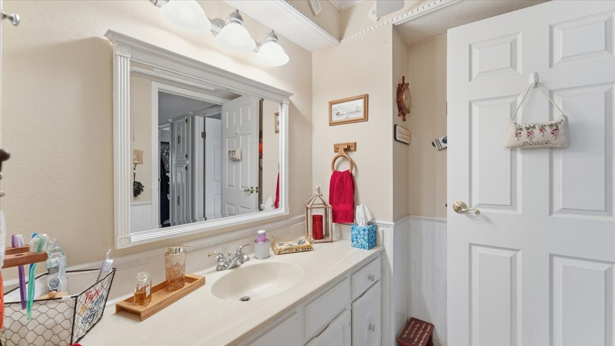 18 Still Glen Court Spring, TX 77381 - Photo 30 of 40 It also has a lovely framed mirror and plenty of storage