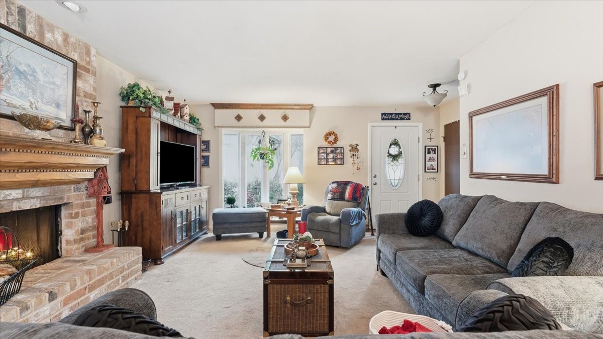 18 Still Glen Court Spring, TX 77381 - Photo 7 of 40 Plenty of room for everyone and a gas fireplace for ambiance