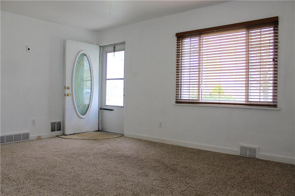 420 Bechman Street Springdale, PA 15144 - Photo 8 of 16 Living Room