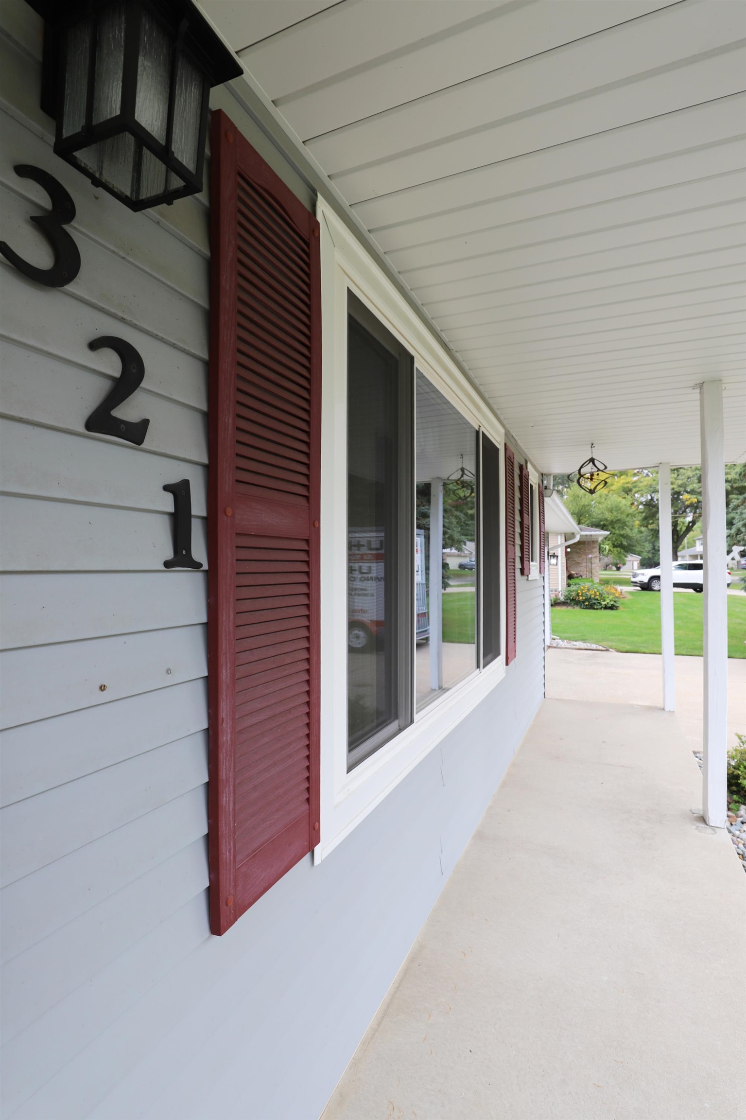 321 Primrose Lane Flushing, MI 48433 - Photo 3 of 22 50123277-2.JPG