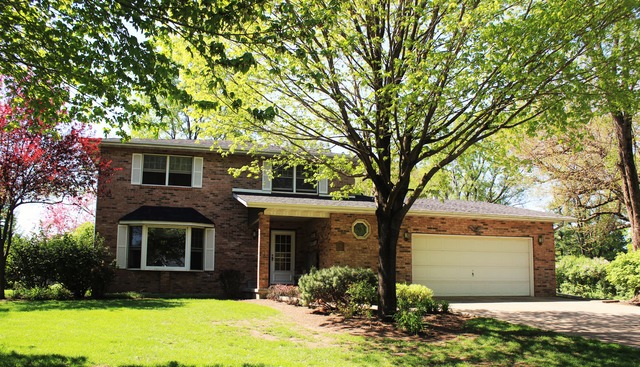 235 Grandin Road Morris, IL 60450 - Photo 1 of 20 a front view of a house with garden