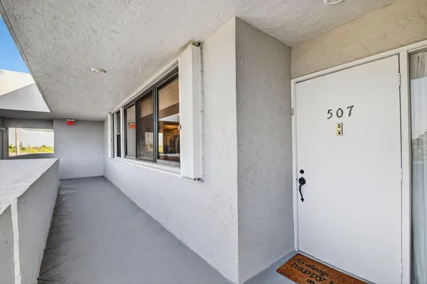 $3,200 | 8200 Lakeshore Drive, Unit 5070, Hypoluxo, FL 33462