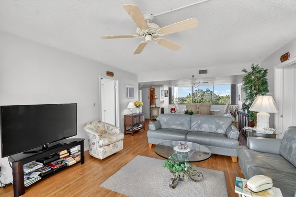 $3,200 | 8200 Lakeshore Drive, Unit 5070, Hypoluxo, FL 33462