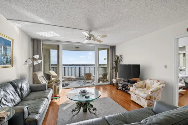 $3,200 | 8200 Lakeshore Drive, Unit 5070, Hypoluxo, FL 33462