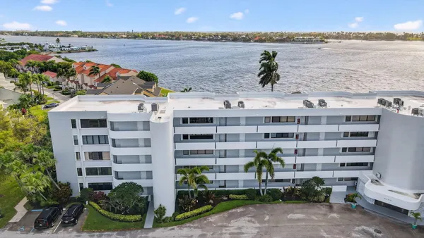 $3,200 | 8200 Lakeshore Drive, Unit 5070, Hypoluxo, FL 33462