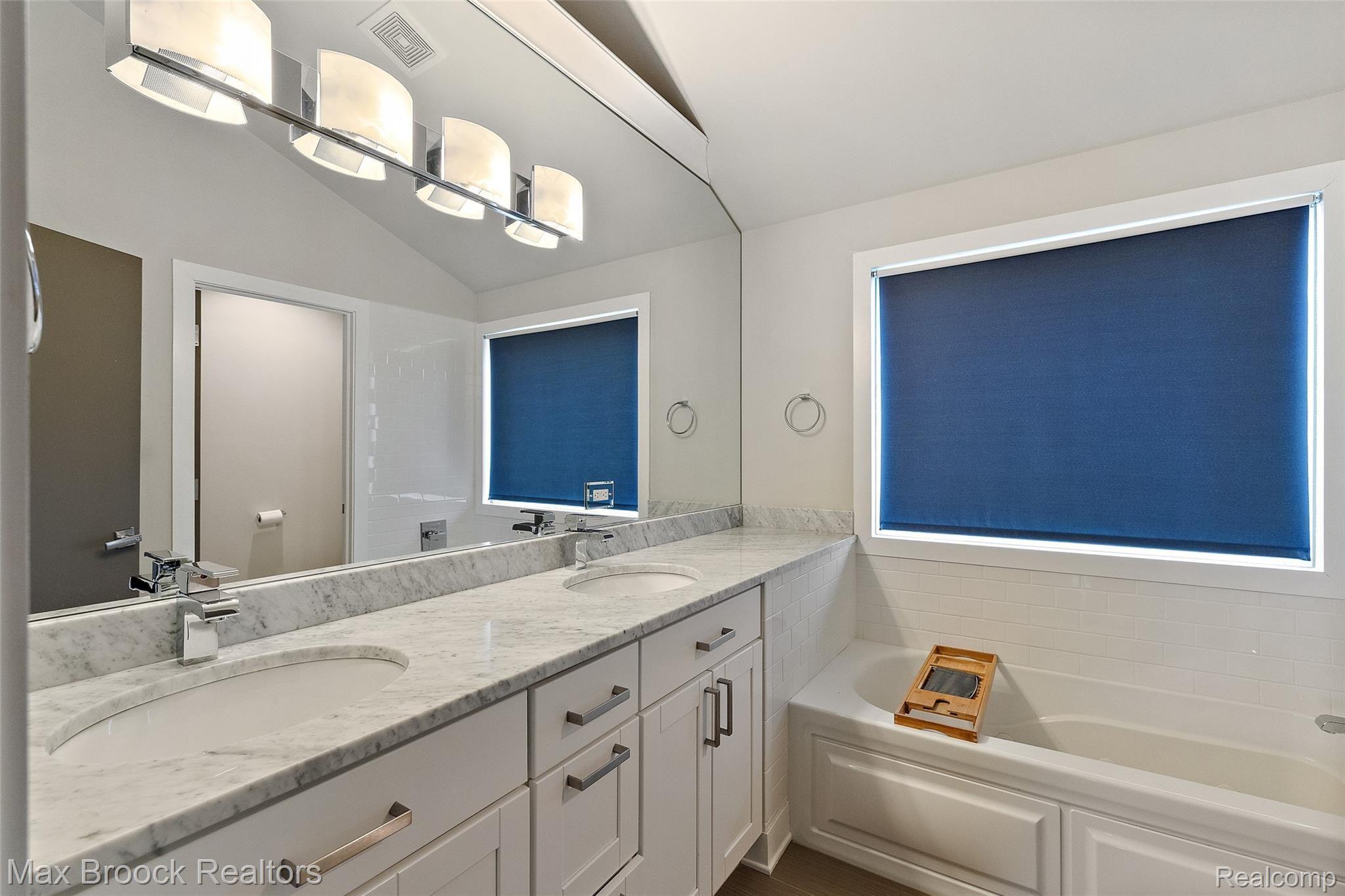 2665 Bembridge Road Royal Oak, MI 48073 - Photo 18 of 31 2665 Bembridge Rd-51.jpg