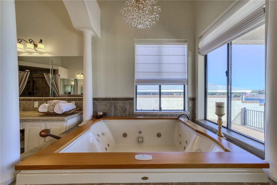 10023 Dike Road Mohave Valley, AZ 86440 - Photo 25 of 100 a bath tub sitting next to a window