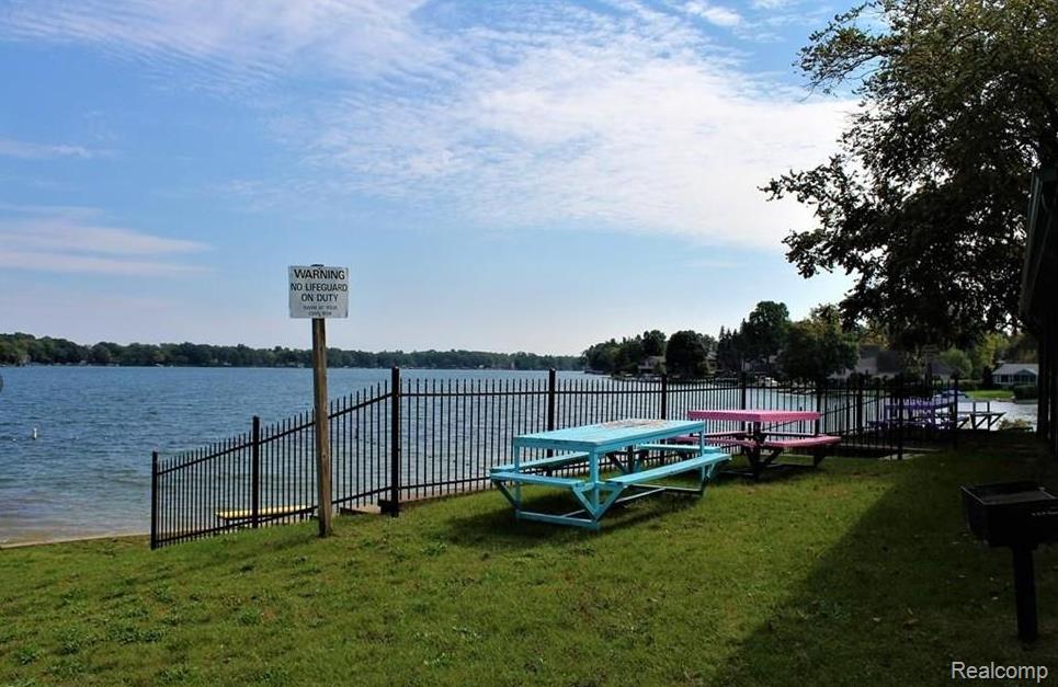 7605 Bridge Road Waterford, MI 48329 - Photo 5 of 28 Gallery Image 5