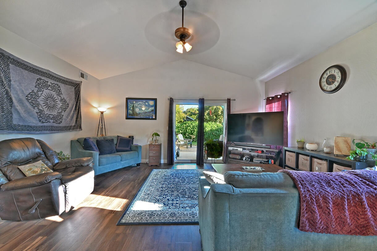 3625 Hilsinger Road Phoenix, OR 97535 - Photo 2 of 26 DSC_0528