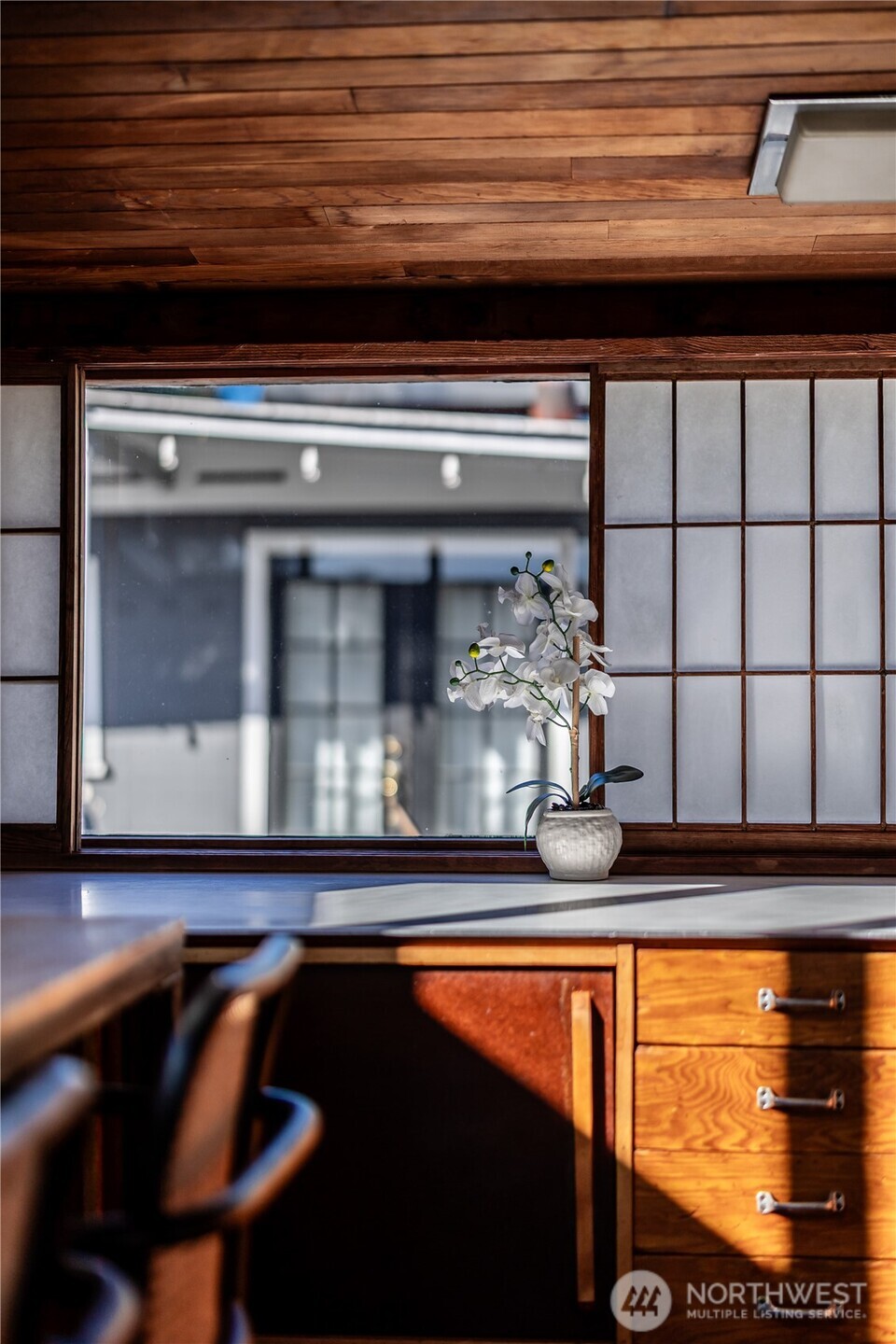 3130 Portage Bay Place East, Unit C Seattle, WA 98102 - Photo 28 of 40 a kitchen with a table and chairs