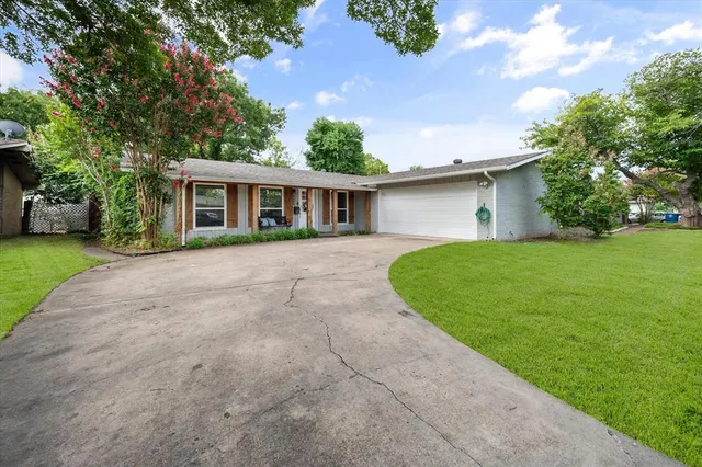 a view of a house with a yard