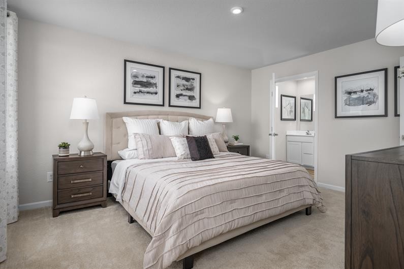 625 Merle Avenue Franklin, KY 42134 - Photo 10 of 15 a bedroom with a bed and lamp