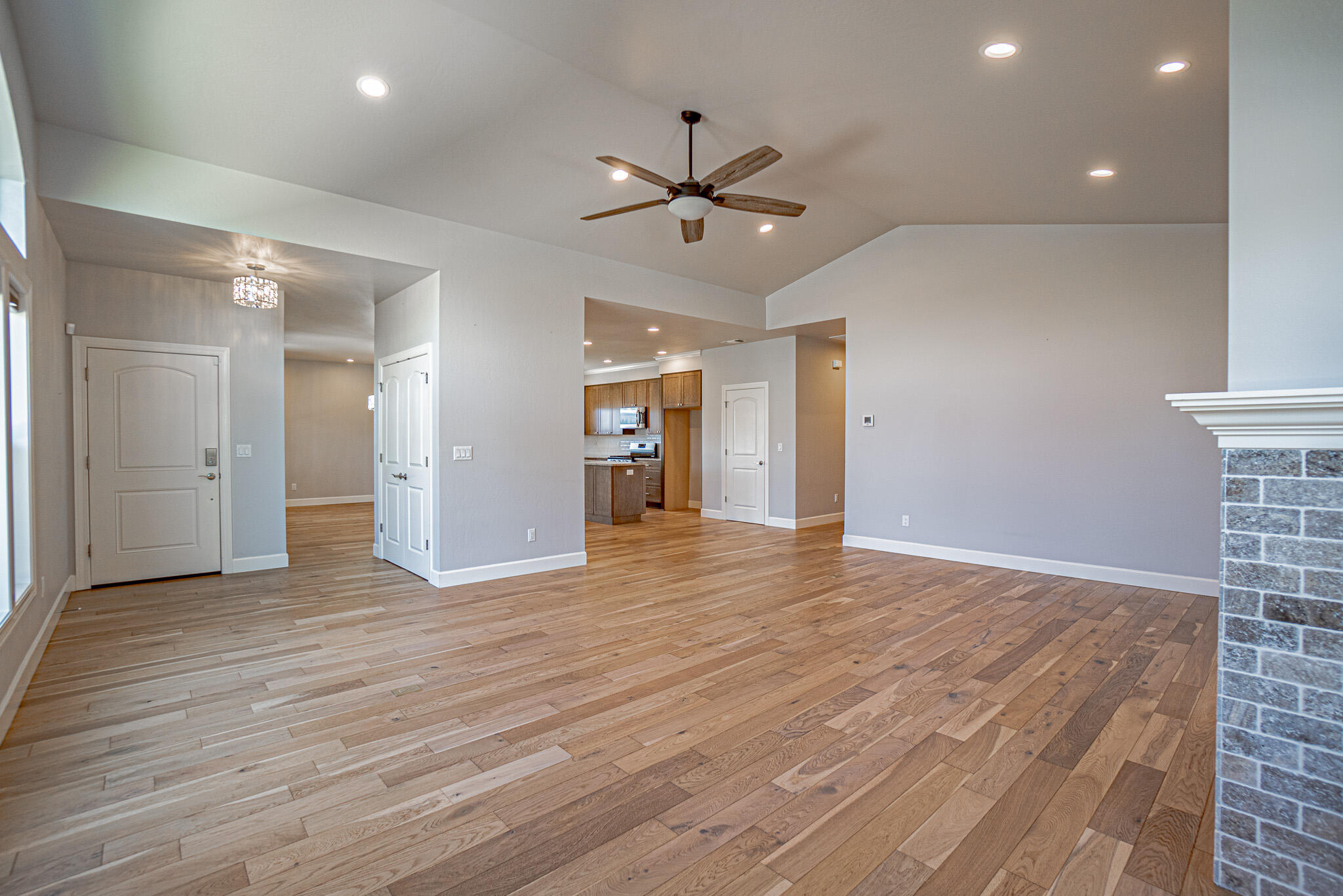 449 South Haskell Street Central Point, OR 97502 - Photo 5 of 35 DSC09952-HDR