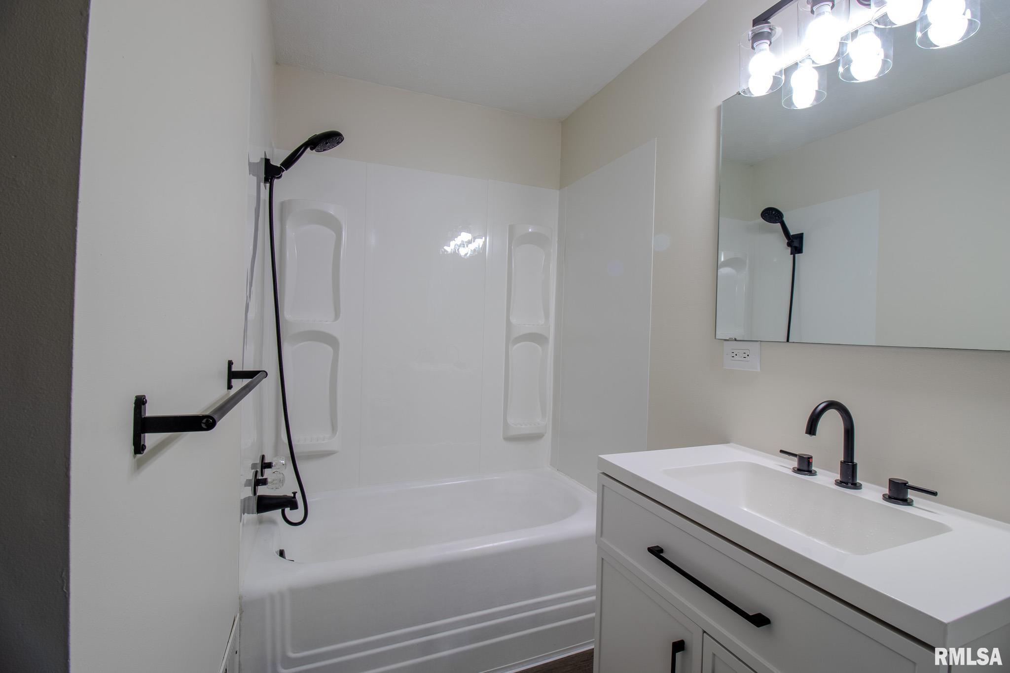 905 West Taylor Street Bloomington, IL 61701 - Photo 8 of 22