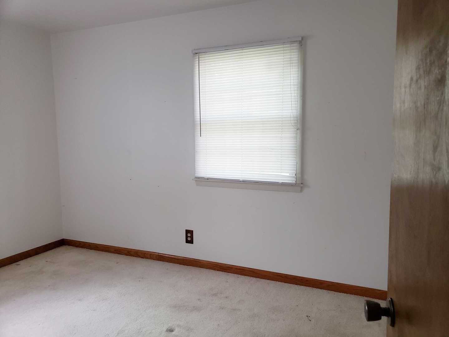 83 Sheffield Road Montgomery, IL 60538 - Photo 5 of 13 an empty room with a window