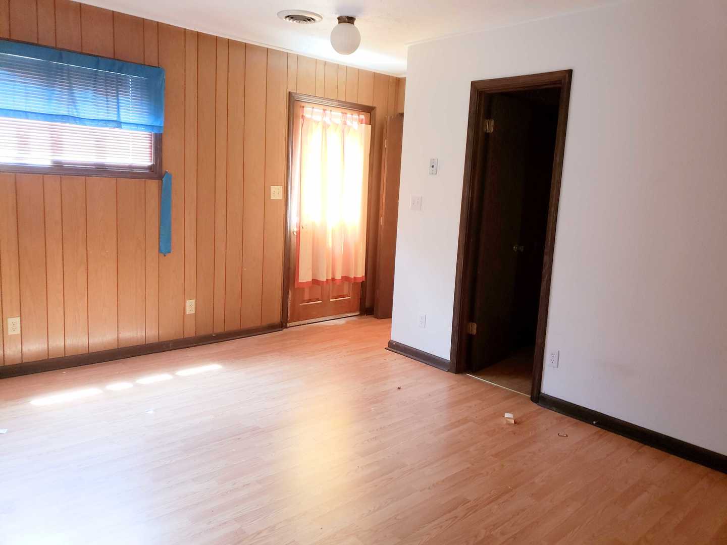 83 Sheffield Road Montgomery, IL 60538 - Photo 8 of 13 an empty room with closet and a window