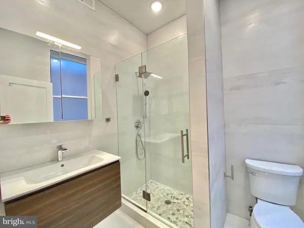 $4,000 | 1824 Chestnut Street, Unit 1R, Philadelphia, PA 19103