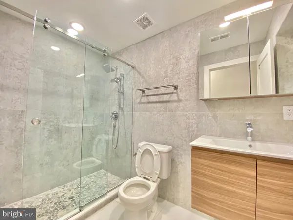 $4,000 | 1824 Chestnut Street, Unit 1R, Philadelphia, PA 19103