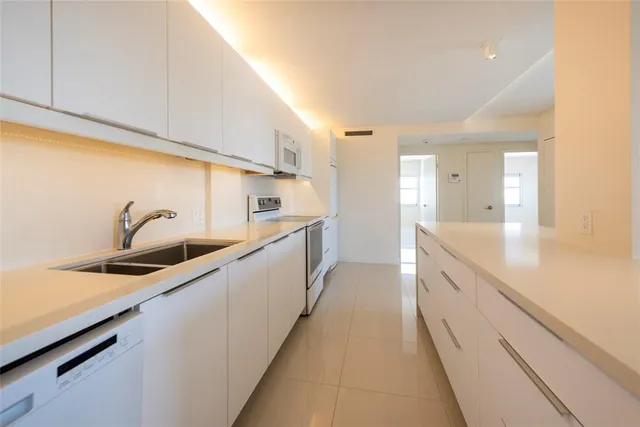 $2,300 | 2555 Northeast 11th Street, Unit 902, Fort Lauderdale, FL 33304