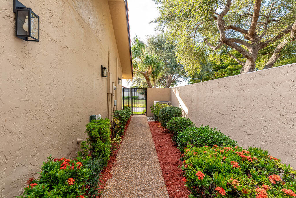 6876 Palmar Court Boca Raton, FL 33433 - Photo 4 of 51 20250813-6876 Palmar Court-0023